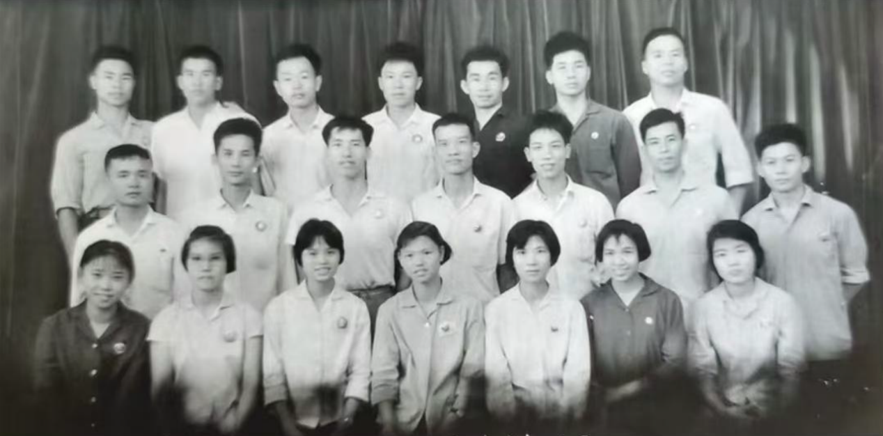 一群人站在一起合影的黑白照片描述已自动生成